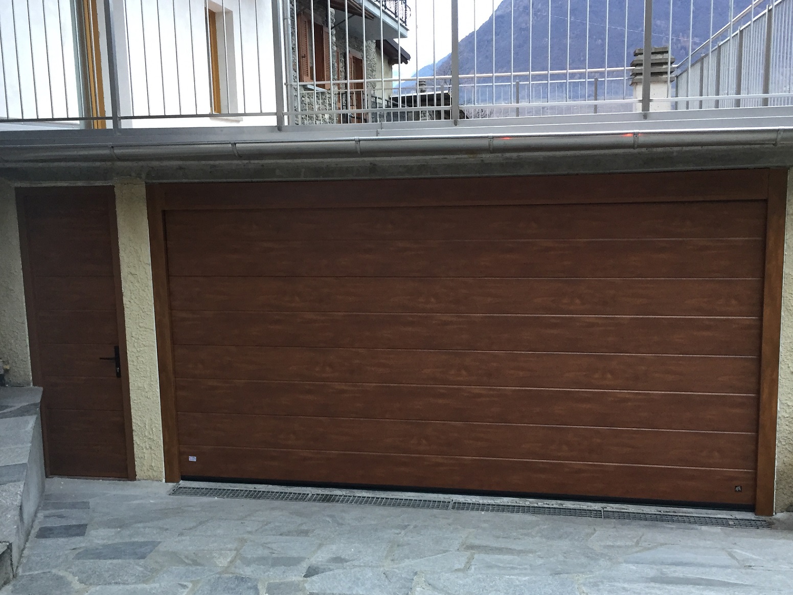 Fornitura e posa di nuova porta sezionale con porta pedonale laterale ad Albosaggia (SO): Immagine 1