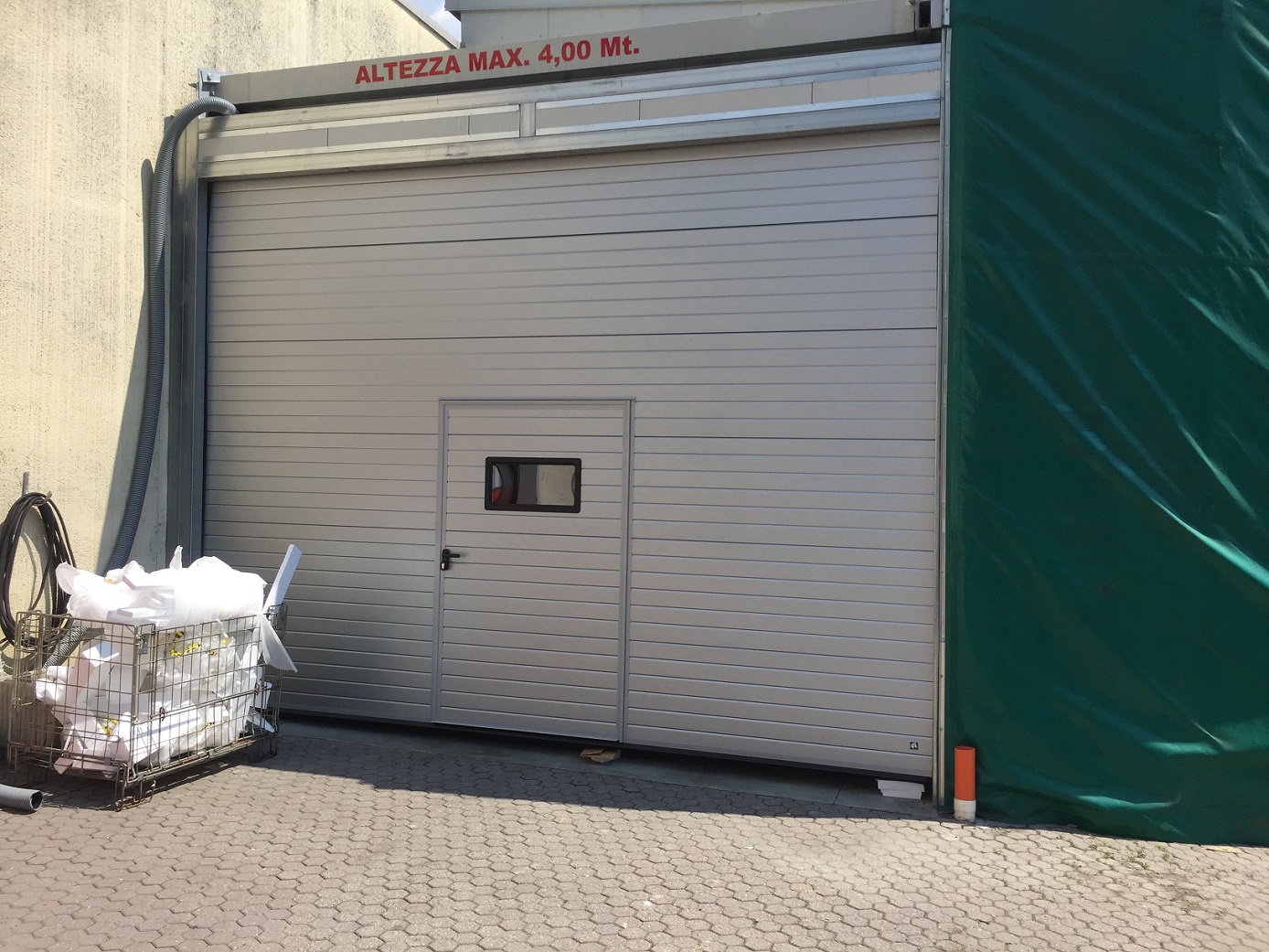 Installazione di nuova porta sezionale industriale presso Ava Food di Talamona: Immagine 1