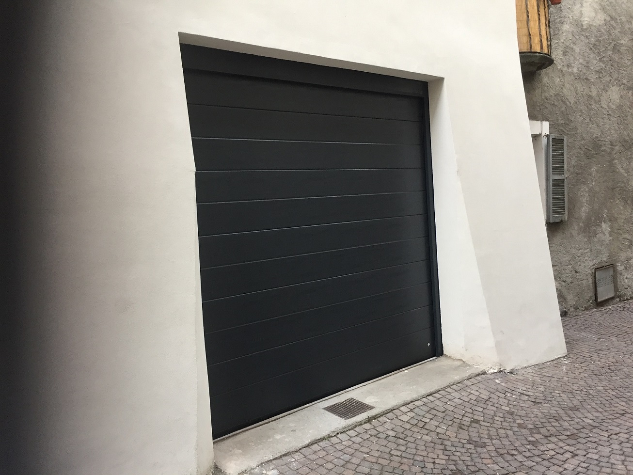 Porta sezionale residenziale per abitazione privata in Tirano (SO): Immagine 2