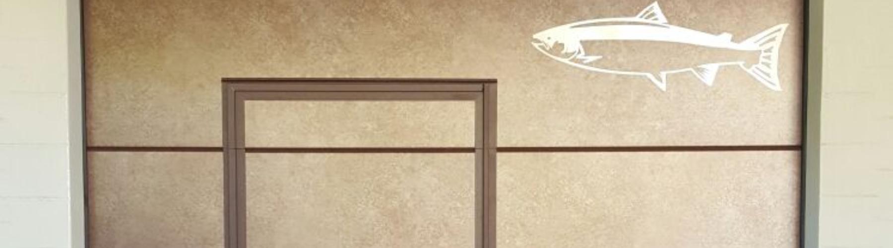 Nuova porta sezionale con design personalizzata installata a Colico: Immagine Header